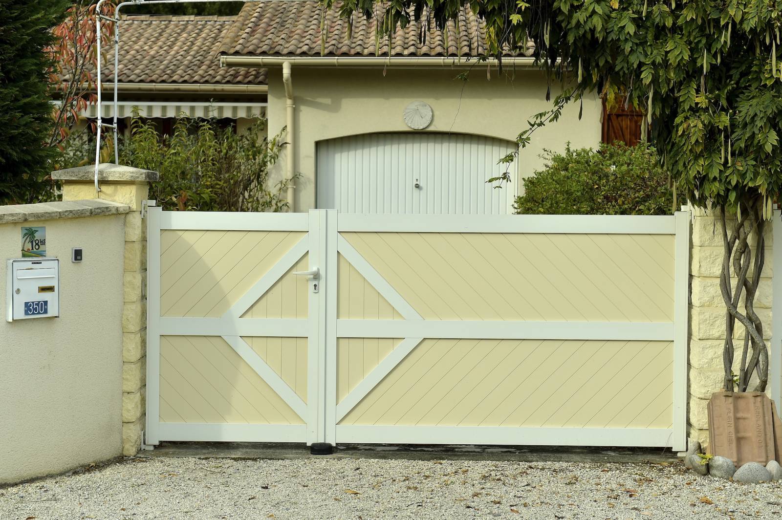 Trouver un fabricant de portail battant aluminium avec deux vantaux inégaux sur Mios