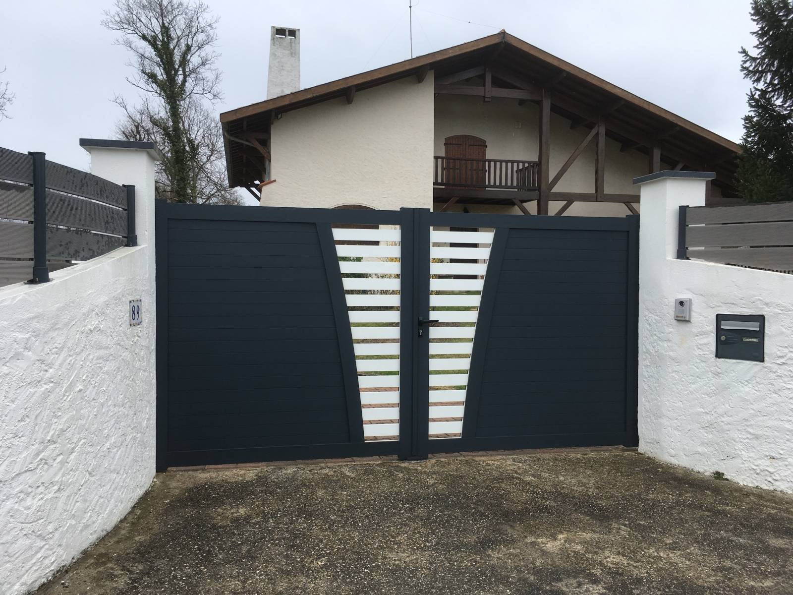 Pose d'un portail battant aluminium bicolor motorisé sur le Bassin d'Arcachon