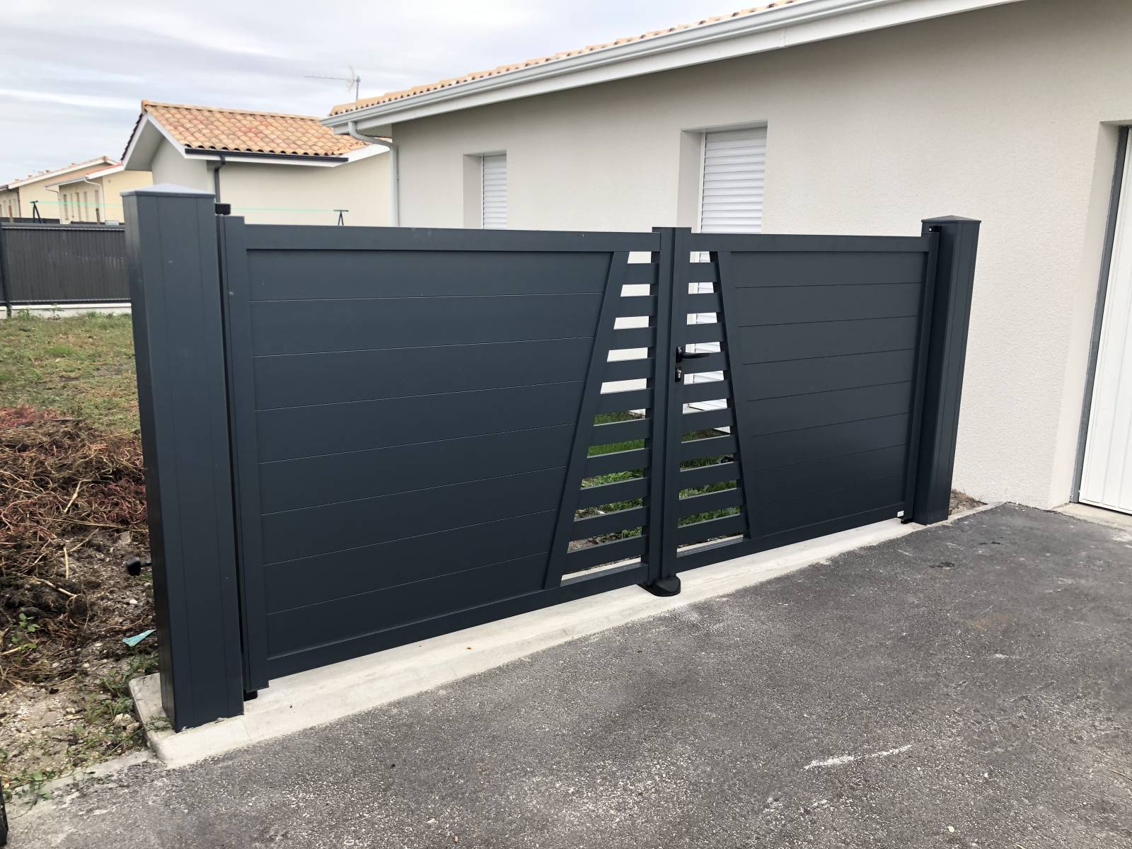 Fabrication et pose d'un portail battant avec piliers aluminium assortis sur Biscarrosse