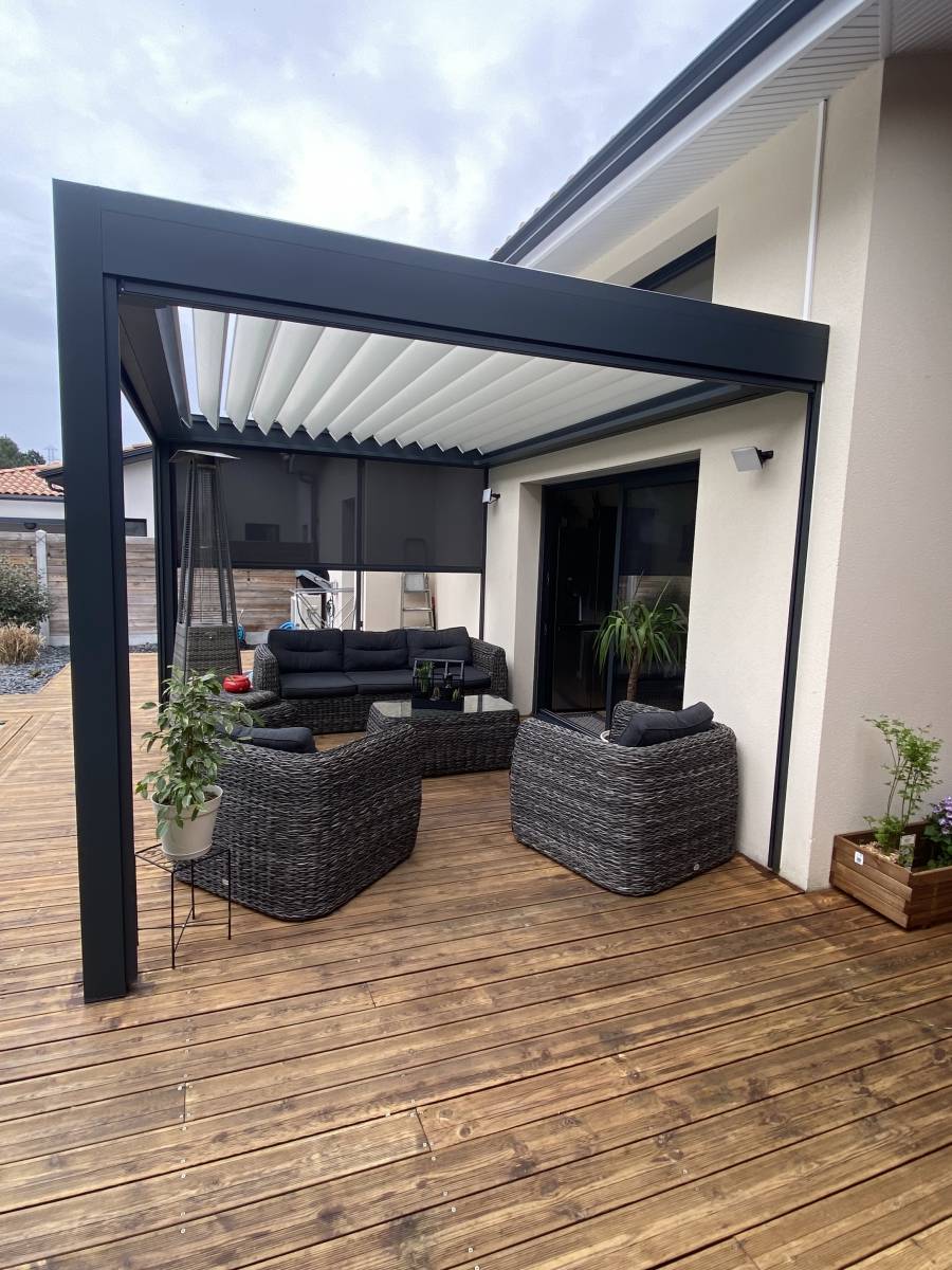 De l'ombre sur une terrasse à Gujan Mestras : Pergola, un espace de vie extérieur !