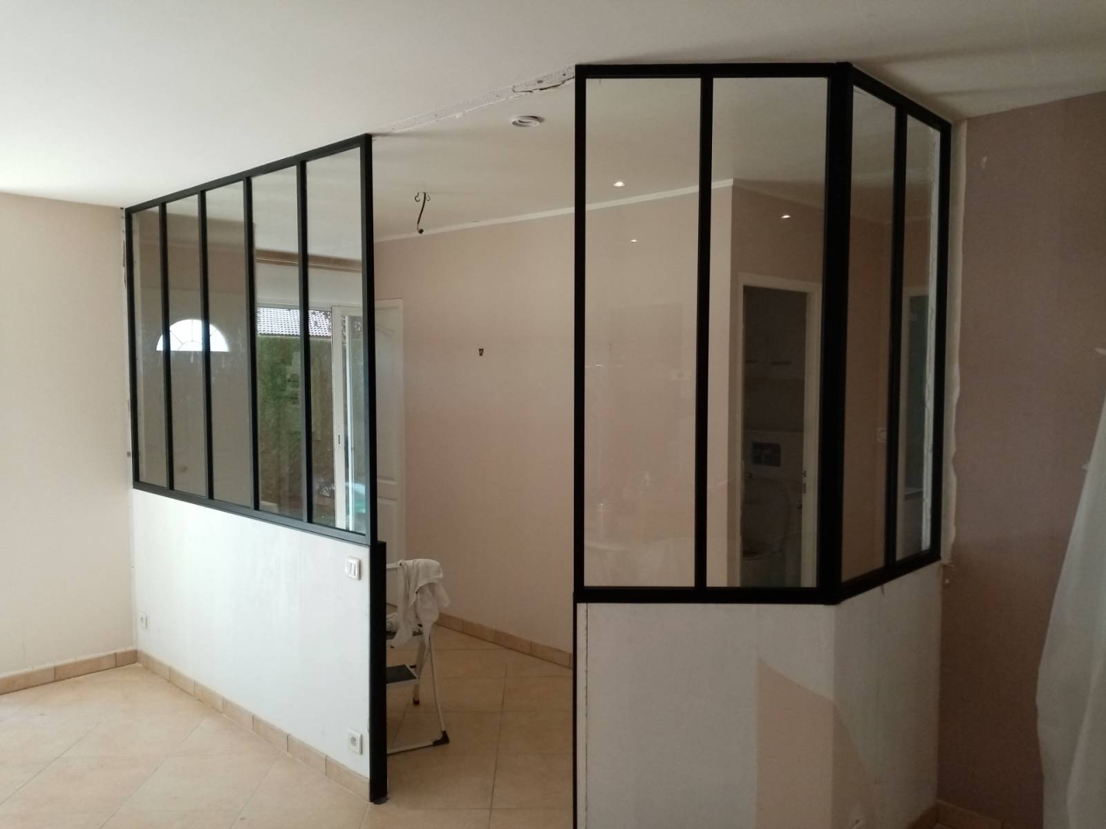 Pose d'une verrière d'atelier aluminium pour séparer mon salon à Marcheprime