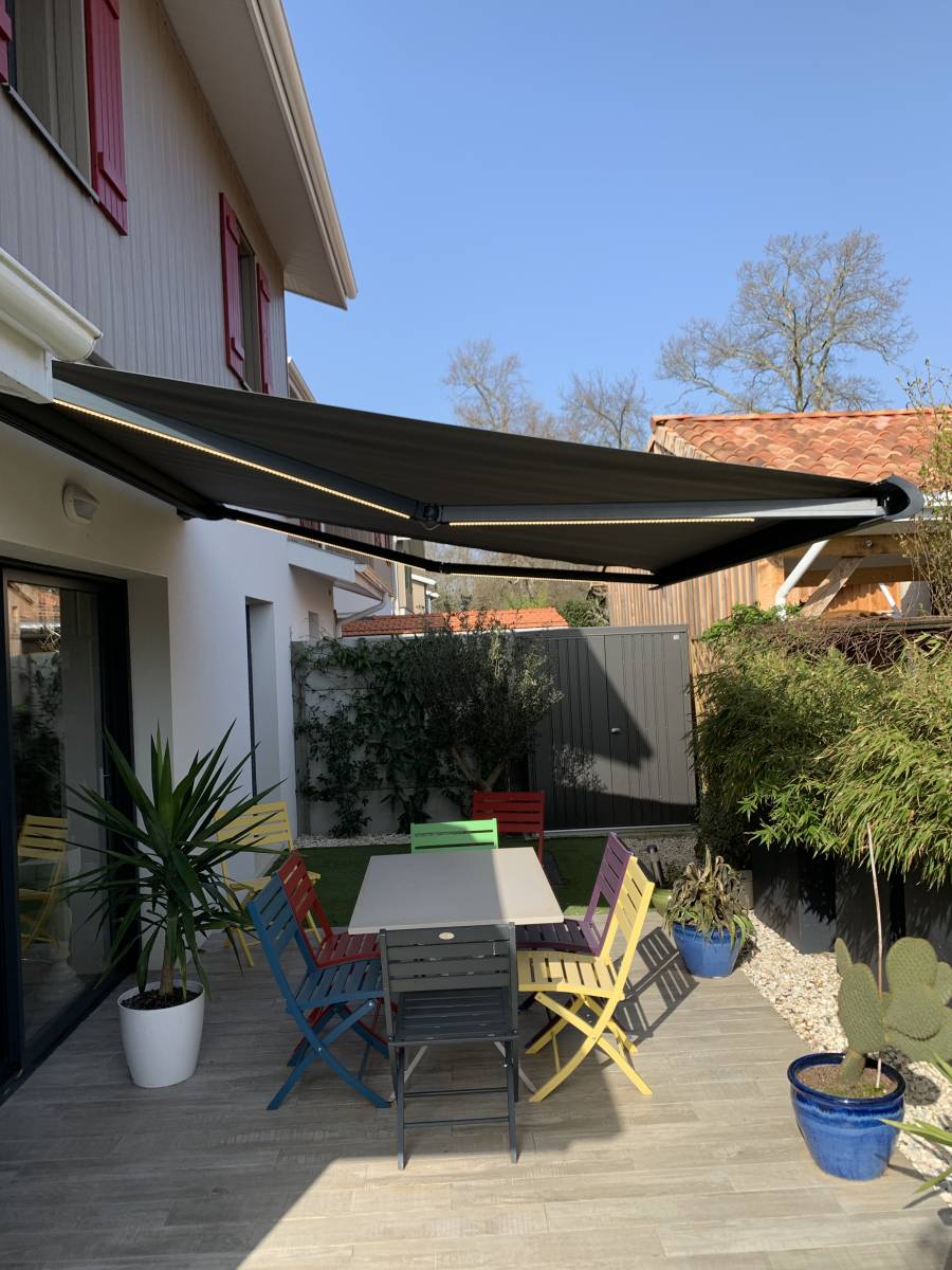 Faire poser un Store banne motorisé avec Coffre pour terrasse à Gujan Mestras