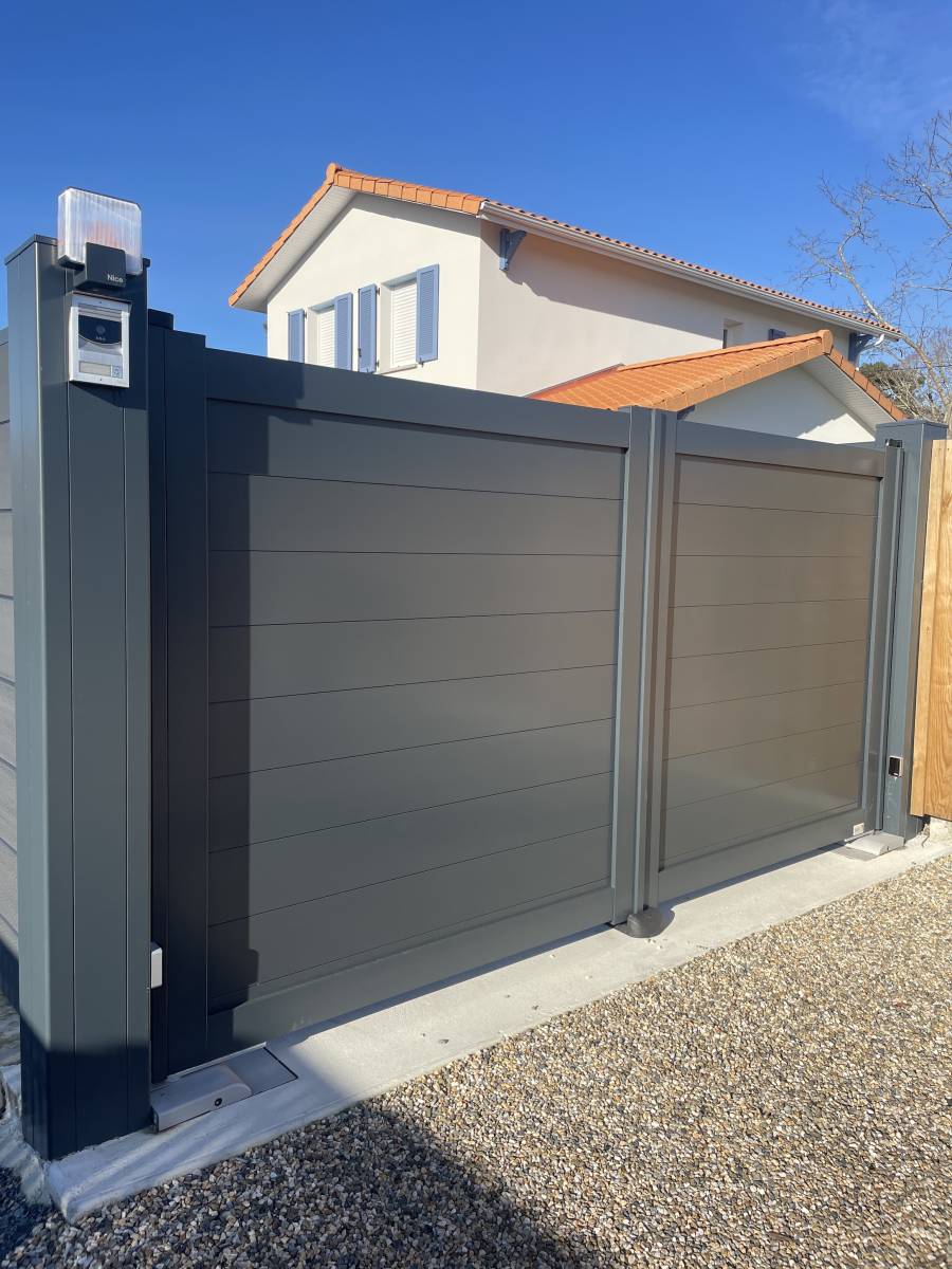 Fabrication et pose d'un portail alu 2 battants avec moteur enterré sur le Bassin d'Arcachon ou les Landes ?