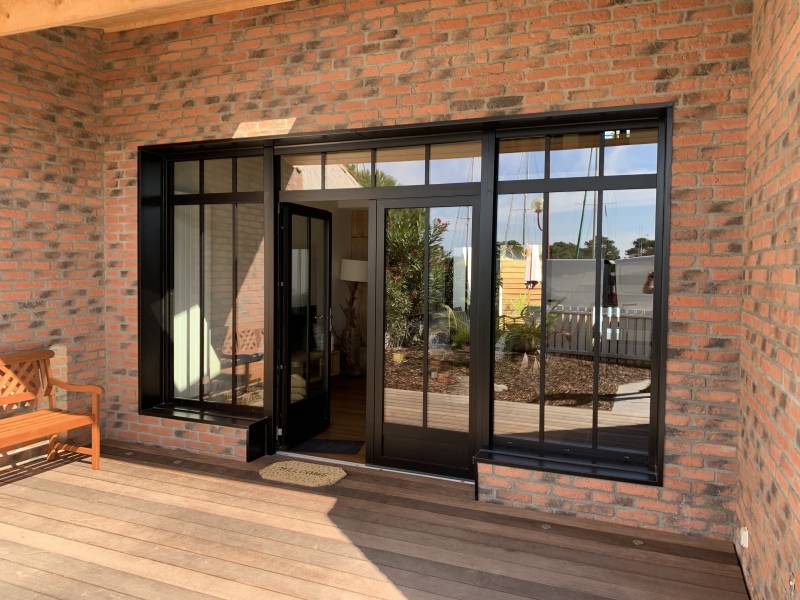 Pose d'un ensemble de châssis fixe et porte fenêtre alu vitré à Gujan Mestras sur le Bassin d'Arcachon