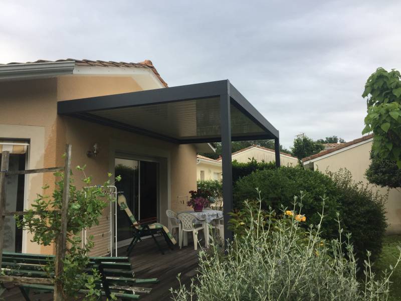 Pergola bioclimatique Isalu à Parentis