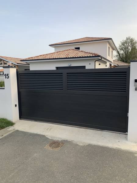 Fabrication et Pose d'un portail coulissant aluminium motorisé à Salles