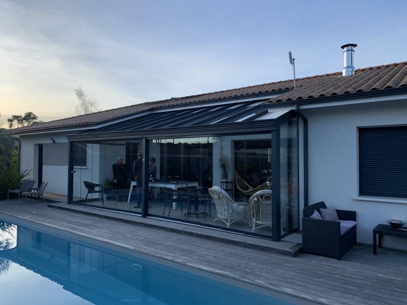 Installateur de pergola aluminium avec parois coulissantes vitrées sur le Bassin d'Arcachon
